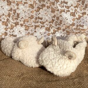 Old Navy super cute fuzzy bear toddler shoes